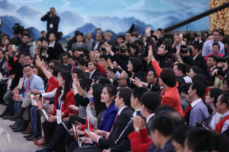 3月15日，國務(wù)院總理李克強在北京人民大會堂與中外記者見面，并回答記者提問。這是記者舉手爭取提問機會。 新華社記者 才揚 攝