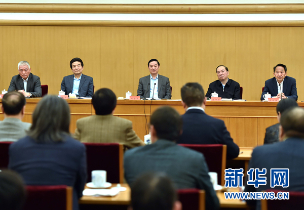 4月8日，中共中央政治局委員、中央書記處書記、中宣部部長劉奇葆在北京同講好中國故事專家學(xué)者、文化交流使者研討班學(xué)員座談。 新華社記者李濤 攝