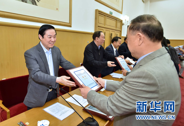 4月8日，中共中央政治局委員、中央書記處書記、中宣部部長劉奇葆在北京同講好中國故事專家學(xué)者、文化交流使者研討班學(xué)員座談。這是劉奇葆在座談會上向獲得講好中國故事文化交流使者稱號的代表頒發(fā)證書。新華社記者 李濤 攝