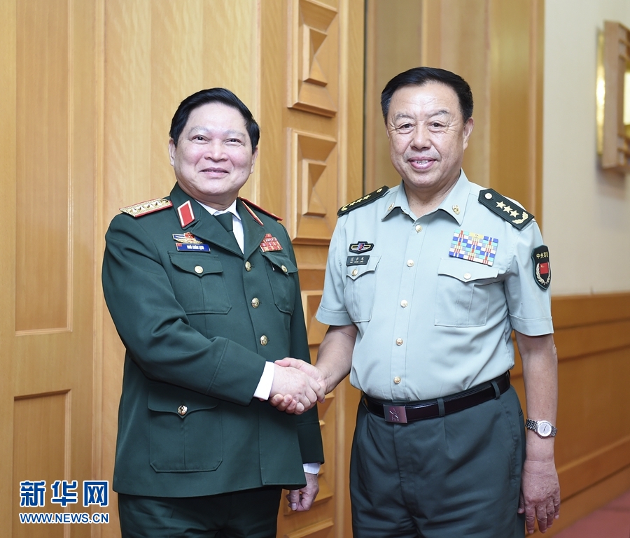 8月29日，中共中央政治局委員、中央軍委副主席范長(zhǎng)龍?jiān)诒本?huì)見越南共產(chǎn)黨中央政治局委員、國(guó)防部長(zhǎng)吳春歷。 新華社記者張領(lǐng)攝