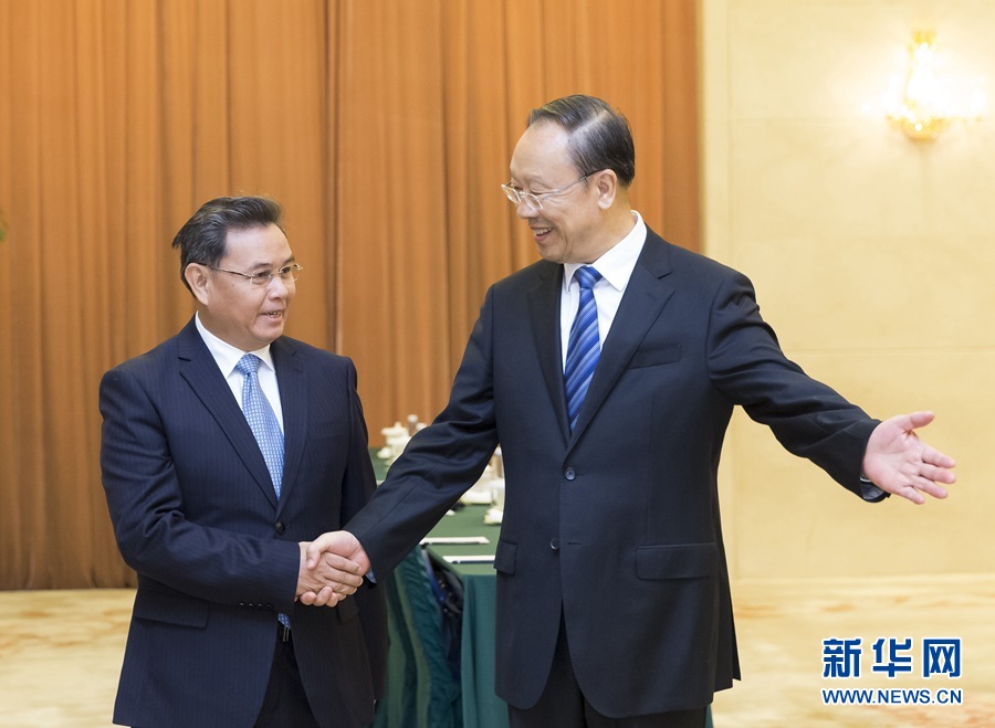 10月12日，中共中央書記處書記、全國(guó)政協(xié)副主席杜青林在北京會(huì)見來華訪問并出席“2016中國(guó)共產(chǎn)黨與世界對(duì)話會(huì)”的老撾人革黨中央政治局委員、建國(guó)陣線中央主席賽頌蓬·豐威漢率領(lǐng)的老撾人革黨代表團(tuán)。　新華社記者丁海濤攝