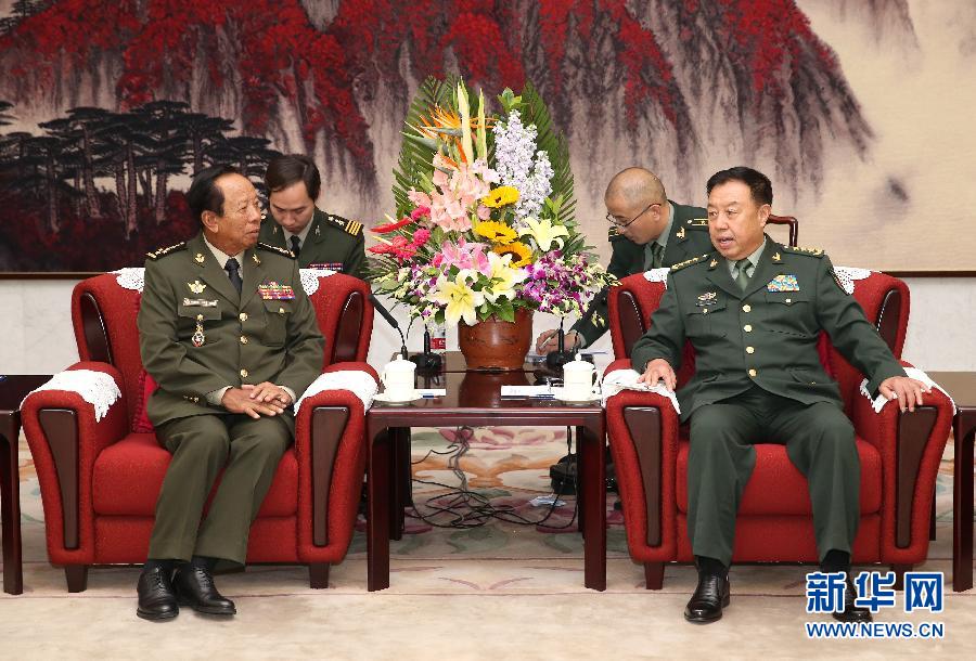 10月13日，中央軍委副主席范長龍在北京會見柬埔寨王國副首相兼國防大臣迪班。 新華社記者 馬占成 攝 