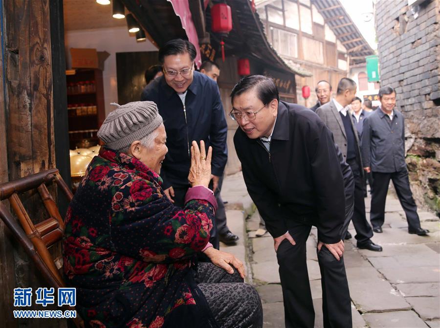 這是11月21日，張德江在宜賓李莊鎮(zhèn)同濟(jì)社區(qū)與居民親切交談。 新華社記者 劉衛(wèi)兵 攝 