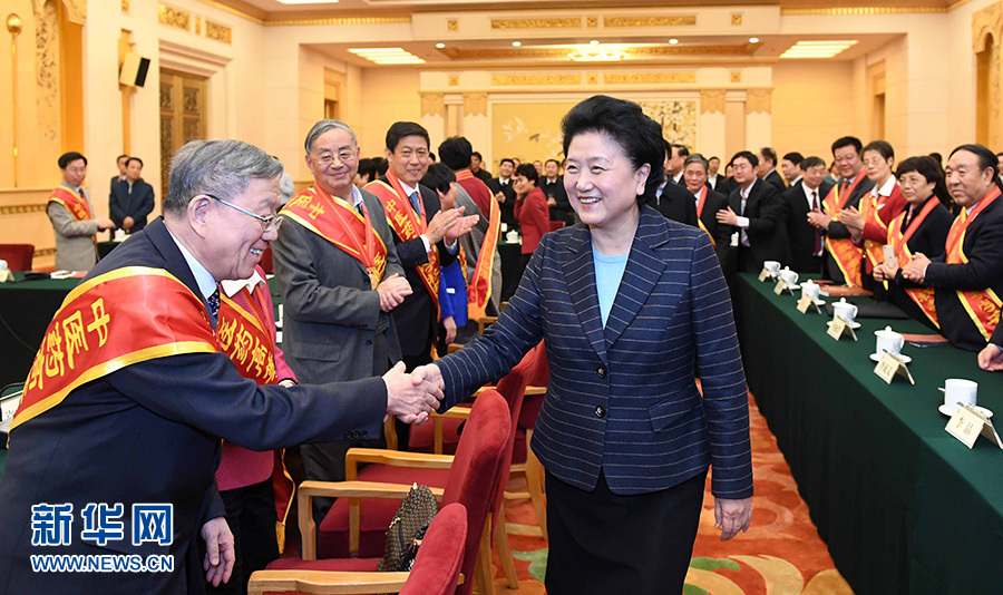 12月29日，中共中央政治局委員、國務(wù)院副總理劉延?xùn)|在北京與中醫(yī)藥高等學(xué)校教學(xué)名師座談。這是座談會前，劉延?xùn)|與獲得表彰的教師握手。新華社記者 張鐸 攝