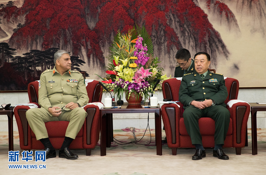 3月16日，中央軍委副主席范長(zhǎng)龍會(huì)見(jiàn)來(lái)訪的巴基斯坦陸軍參謀長(zhǎng)巴杰瓦。   新華社記者琚振華攝