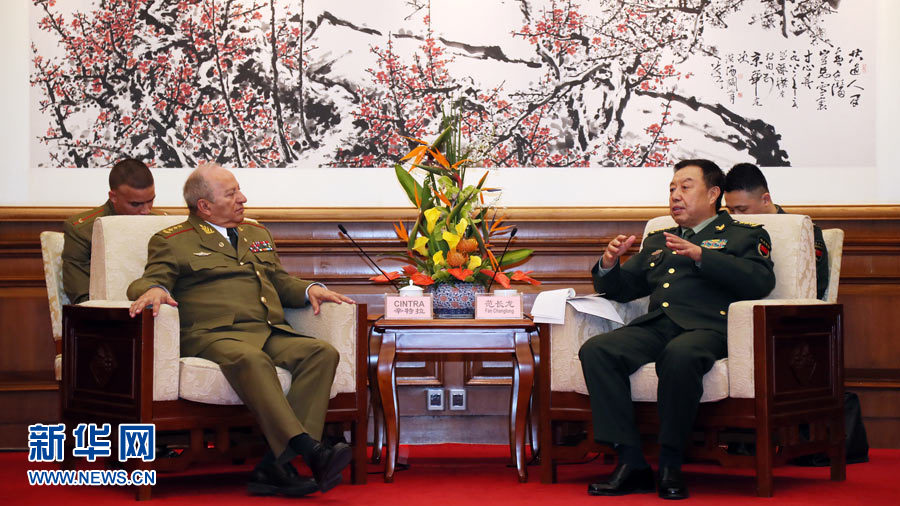 3月28日，中央軍委副主席范長龍在北京釣魚臺國賓館會見來華訪問的古巴革命武裝力量部部長萊奧波爾多·辛特拉。 新華社發(fā)（劉芳 攝） 