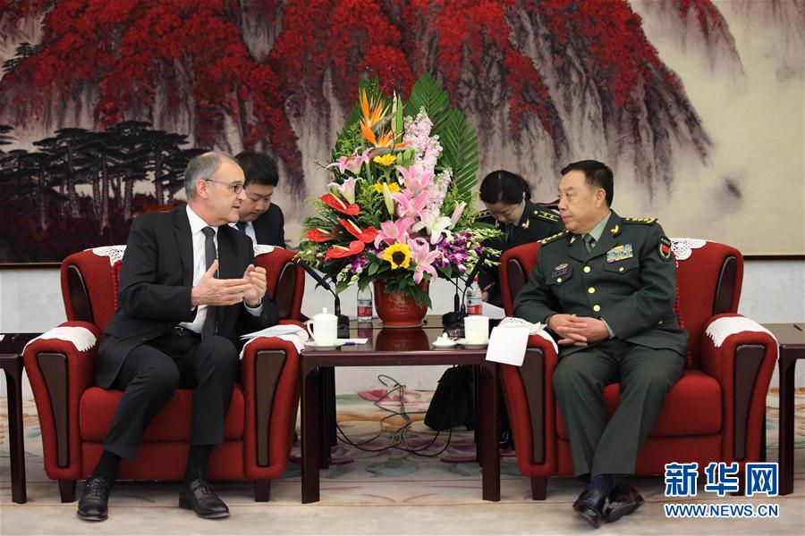 3月31日，中央軍委副主席范長(zhǎng)龍?jiān)诒本?huì)見(jiàn)來(lái)訪的瑞士國(guó)防、民防和體育部長(zhǎng)帕莫蘭。 新華社記者 劉芳 攝