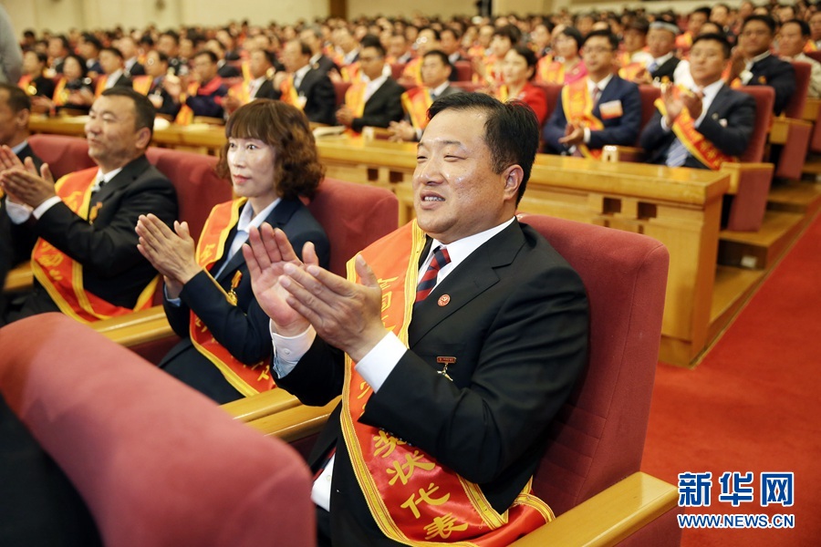 這是與會(huì)代表在表彰大會(huì)上鼓掌。新華社記者 才揚(yáng) 攝