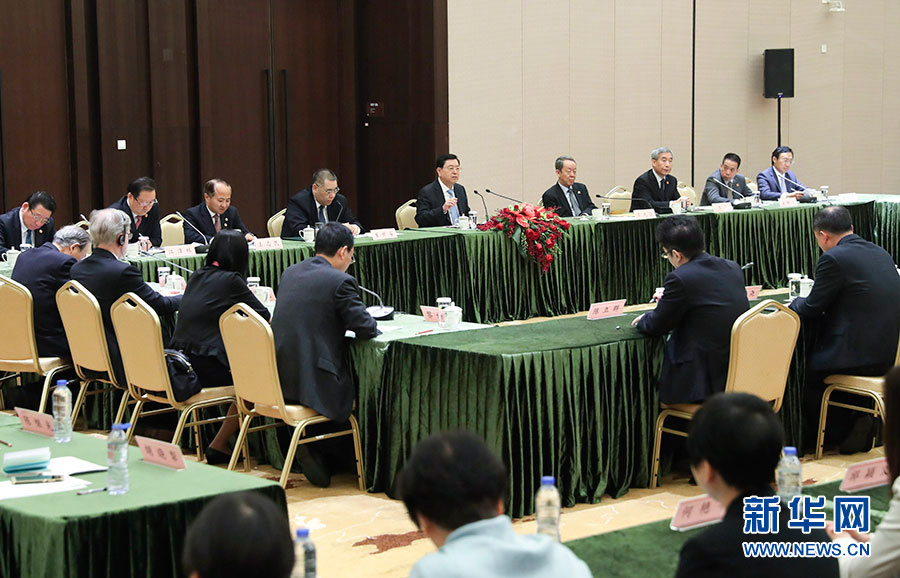 5月8日至10日，中共中央政治局常委、全國人大常委會委員長張德江視察澳門特別行政區(qū)。這是5月10日，張德江與教育工作者和學(xué)生代表座談。新華社記者 龐興雷 攝