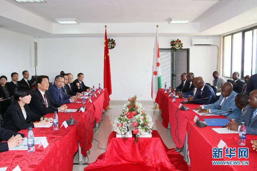 5月11日，中國國家副主席李源潮在布瓊布拉與布隆迪第一副總統(tǒng)辛迪姆沃和第二副總統(tǒng)布托雷舉行會(huì)談。 新華社記者呂天然攝 