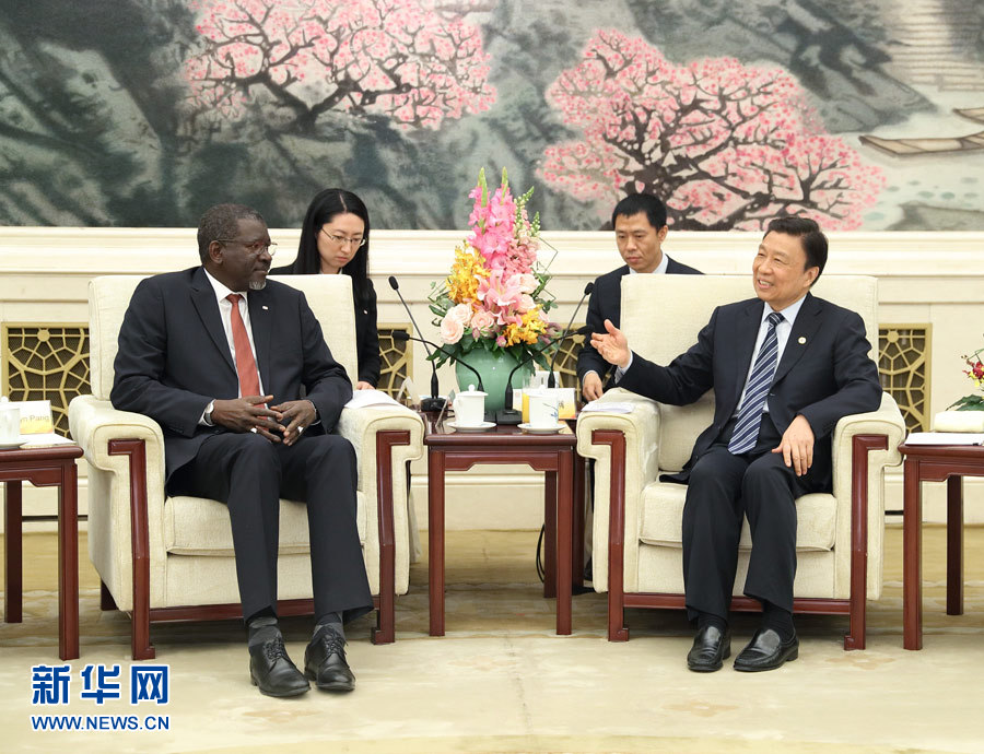 5月15日，國家副主席、中國紅十字會名譽會長李源潮在北京會見來華出席“一帶一路”國際合作高峰論壇的紅十字會與紅新月會國際聯(lián)合會秘書長阿西。新華社記者 王曄 攝