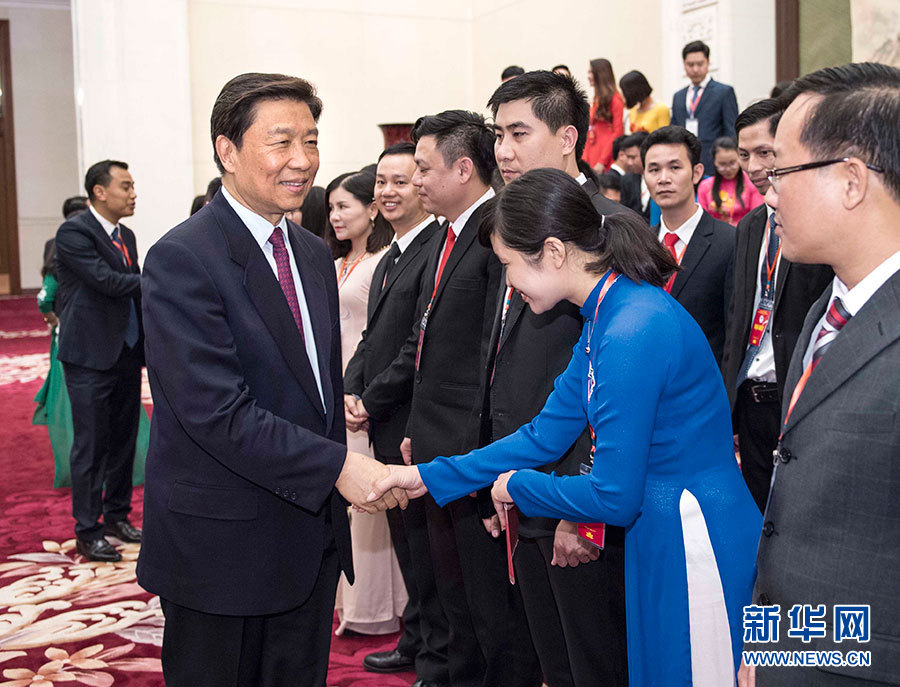 5月22日，中共中央政治局委員、國(guó)家副主席李源潮在北京會(huì)見越南胡志明共青團(tuán)中央書記處第一書記黎國(guó)鋒率領(lǐng)的越南青年代表團(tuán)。 新華社記者李濤 攝