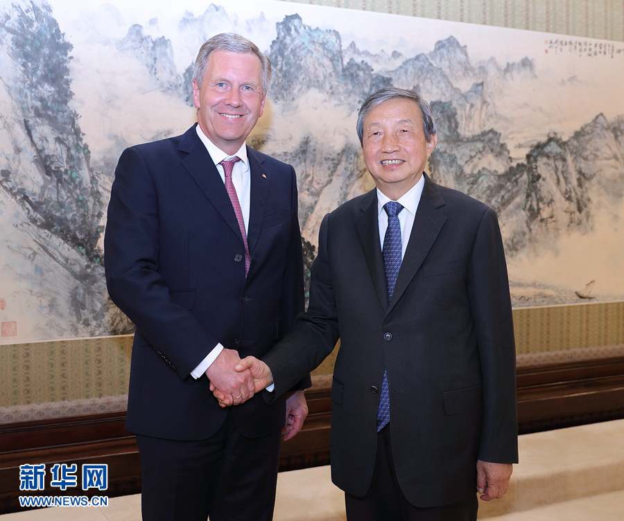 6月13日，國(guó)務(wù)院副總理馬凱在北京中南海紫光閣會(huì)見(jiàn)德國(guó)前總統(tǒng)、全球中小企業(yè)聯(lián)盟全球主席武爾夫。 新華社記者 王曄 攝 
