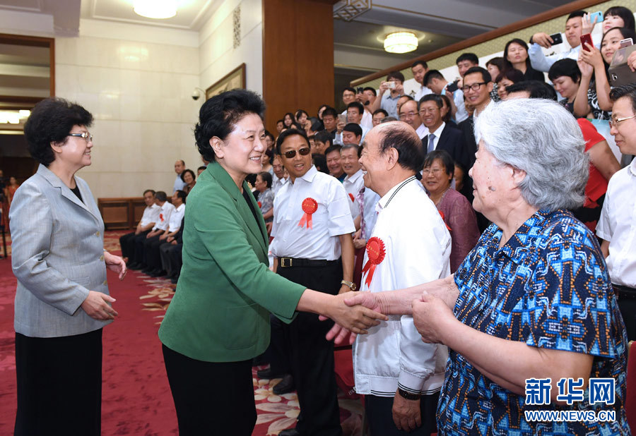 6月16日，中共中央政治局委員、國(guó)務(wù)院副總理劉延?xùn)|在北京看望出席中國(guó)人口福利基金會(huì)成立30周年座談會(huì)的歷屆“中華人口獎(jiǎng)”獲獎(jiǎng)?wù)叽?。新華社記者 饒愛(ài)民 攝