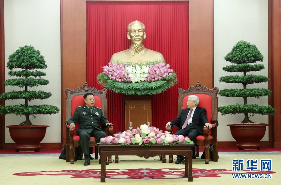 6月18日，在越南首都河內(nèi)，正在越南訪問(wèn)的中央軍委副主席范長(zhǎng)龍（左）會(huì)見(jiàn)越共中央總書(shū)記阮富仲。 新華社發(fā)（李曉偉攝） 