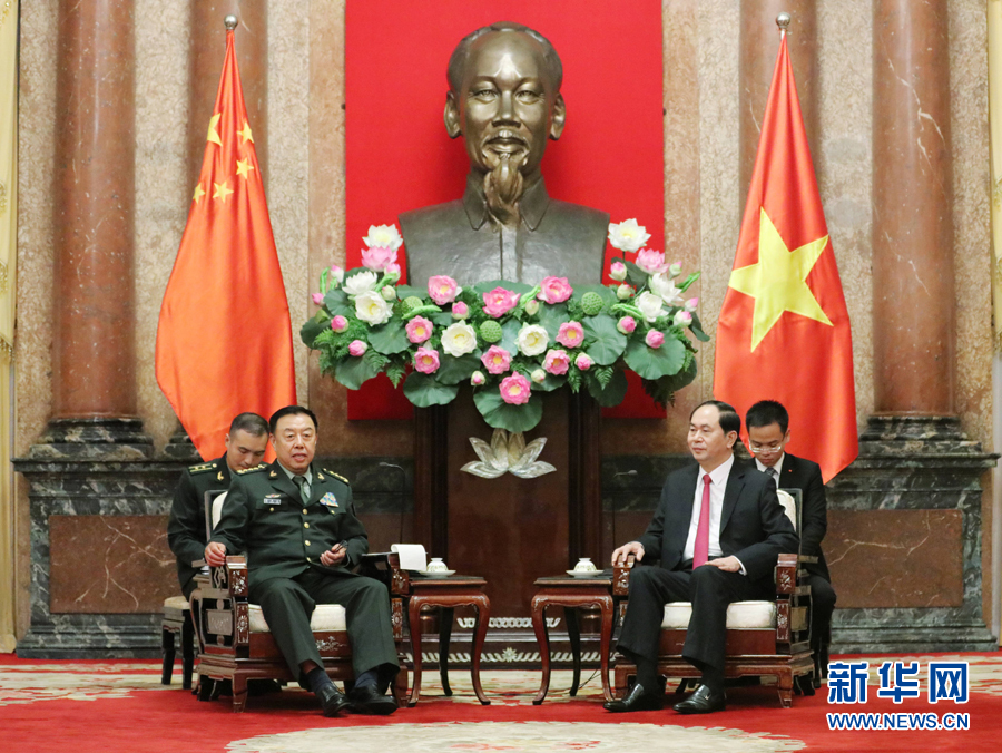 6月18日，在越南首都河內(nèi)，正在越南訪問(wèn)的中央軍委副主席范長(zhǎng)龍（左前）會(huì)見(jiàn)越南國(guó)家主席陳大光（右前）。 新華社發(fā)（李曉偉攝）