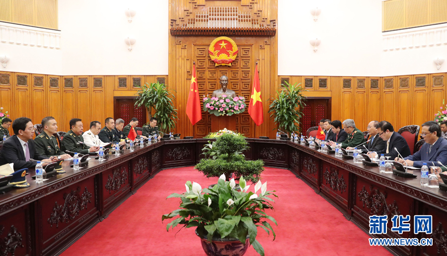 6月18日，在越南首都河內(nèi)，正在越南訪問(wèn)的中央軍委副主席范長(zhǎng)龍（左三）會(huì)見(jiàn)越南政府總理阮春福（右三）。 新華社發(fā)（李曉偉攝）