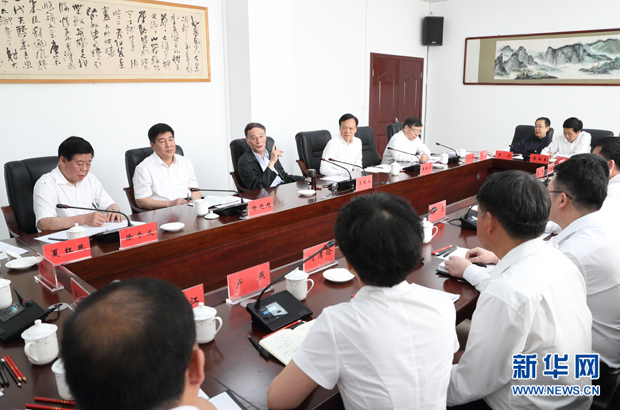 6月20日至22日，中共中央政治局常委、中央紀委書記王岐山在貴州省檢查紀檢監(jiān)察工作。這是6月21日，王岐山在修文縣委紀委座談會上講話。新華社記者 王曄 攝