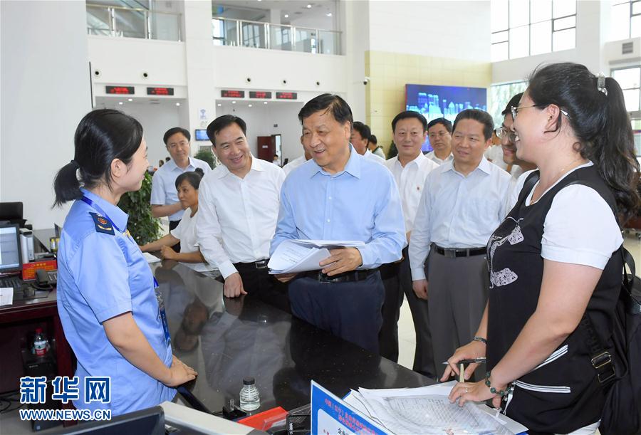 6月22日至24日，中共中央政治局常委、中央書記處書記劉云山在遼寧調(diào)研。這是6月22日，劉云山在中國（遼寧）自貿(mào)試驗區(qū)營口片區(qū)與干部群眾深入交流。新華社記者 張鐸 攝
