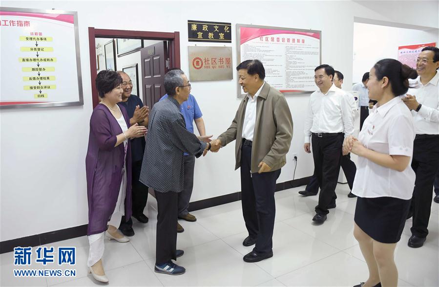 6月22日至24日，中共中央政治局常委、中央書記處書記劉云山在遼寧調(diào)研。這是6月23日，劉云山在錦州市西街社區(qū)與干部群眾深入交流。新華社記者 張鐸 攝
