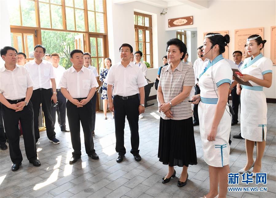 6月25日，全國民族團(tuán)結(jié)進(jìn)步創(chuàng)建經(jīng)驗交流現(xiàn)場會在內(nèi)蒙古興安盟召開，中共中央政治局委員、國務(wù)院副總理劉延?xùn)|出席會議并講話。在內(nèi)蒙古期間，劉延?xùn)|考察內(nèi)蒙古人民代表會議舊址即“五一會址”，深入社區(qū)看望各族干部群眾。這是劉延?xùn)|考察“五一會址”。新華社記者 陳曄華 攝