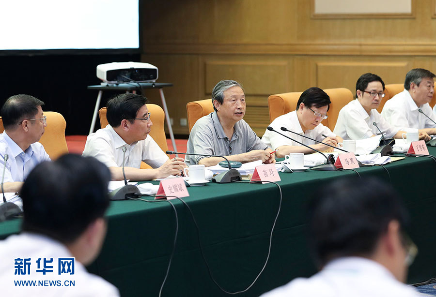 近日，中共中央政治局委員、國務(wù)院副總理馬凱在北京調(diào)研新能源汽車產(chǎn)業(yè)發(fā)展。這是7月4日，馬凱在北京深入新能源汽車充換電設(shè)施、充電服務(wù)平臺、分時租賃等單位調(diào)研，并主持召開推廣應(yīng)用座談會。新華社記者 龐興雷 攝