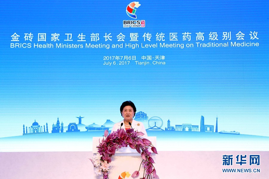 7月6日，金磚國家衛(wèi)生部長(zhǎng)會(huì)暨傳統(tǒng)醫(yī)藥高級(jí)別會(huì)議在天津開幕。國家主席習(xí)近平發(fā)來賀信，對(duì)會(huì)議召開表示祝賀。國務(wù)院副總理劉延?xùn)|在開幕式上宣讀習(xí)近平的賀信并發(fā)表主旨演講。新華社記者 張玉薇 攝