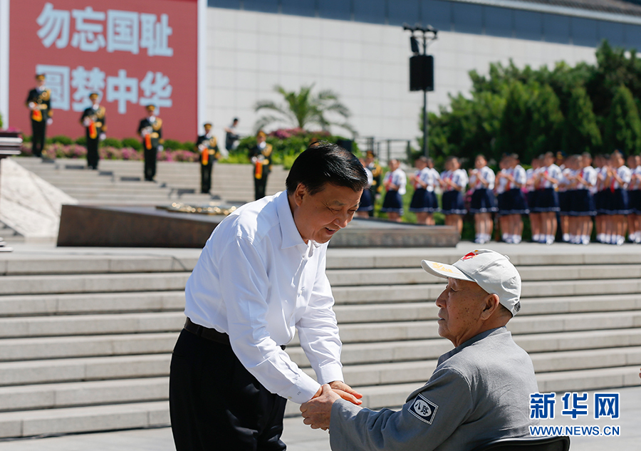 7月7日，紀念全民族抗戰(zhàn)爆發(fā)80周年儀式在中國人民抗日戰(zhàn)爭紀念館舉行。中共中央政治局常委、中央書記處書記劉云山出席儀式并講話。這是儀式開始前，劉云山與老八路代表握手。新華社記者崔新鈺攝