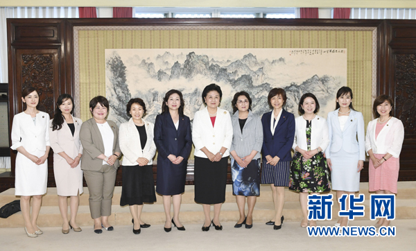 　　7月12日，國(guó)務(wù)院副總理劉延?xùn)|在北京會(huì)見以日本自民黨前總務(wù)會(huì)長(zhǎng)野田圣子為首的日本執(zhí)政黨女國(guó)會(huì)議員代表團(tuán)一行。 新華社記者 高潔 攝