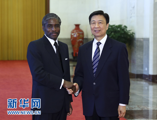 7月13日，中國(guó)國(guó)家副主席李源潮在北京人民大會(huì)堂與赤道幾內(nèi)亞副總統(tǒng)曼格會(huì)談。 新華社記者 謝環(huán)馳 攝