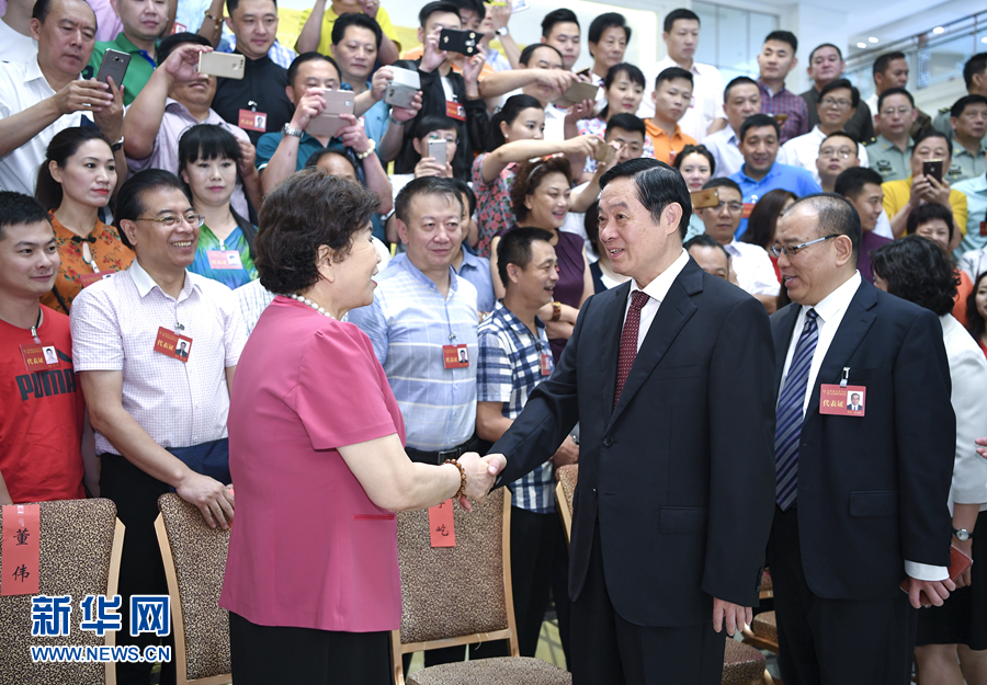 7月19日，中國曲藝家協(xié)會(huì)第八次全國代表大會(huì)在北京召開。中共中央政治局委員、中央書記處書記、中宣部部長(zhǎng)劉奇葆出席開幕式并講話。這是開幕式前，劉奇葆接見與會(huì)代表。新華社記者 張領(lǐng) 攝
