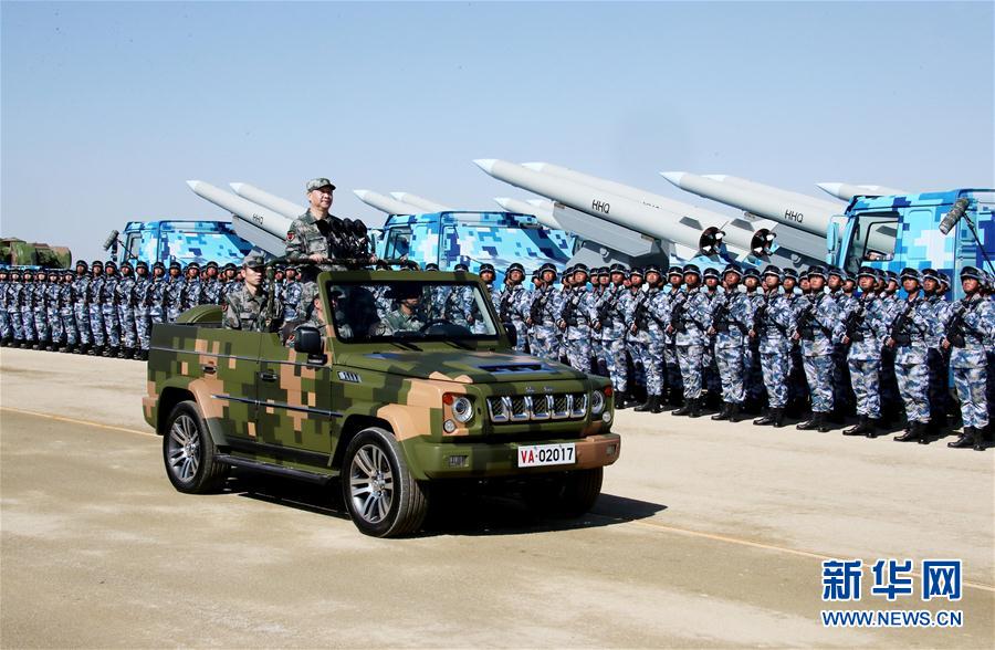 7月30日上午，慶祝中國(guó)人民解放軍建軍90周年閱兵在朱日和聯(lián)合訓(xùn)練基地隆重舉行。中共中央總書(shū)記、國(guó)家主席、中央軍委主席習(xí)近平檢閱部隊(duì)并發(fā)表重要講話。這是習(xí)近平乘車(chē)檢閱部隊(duì)。新華社記者 李濤 攝