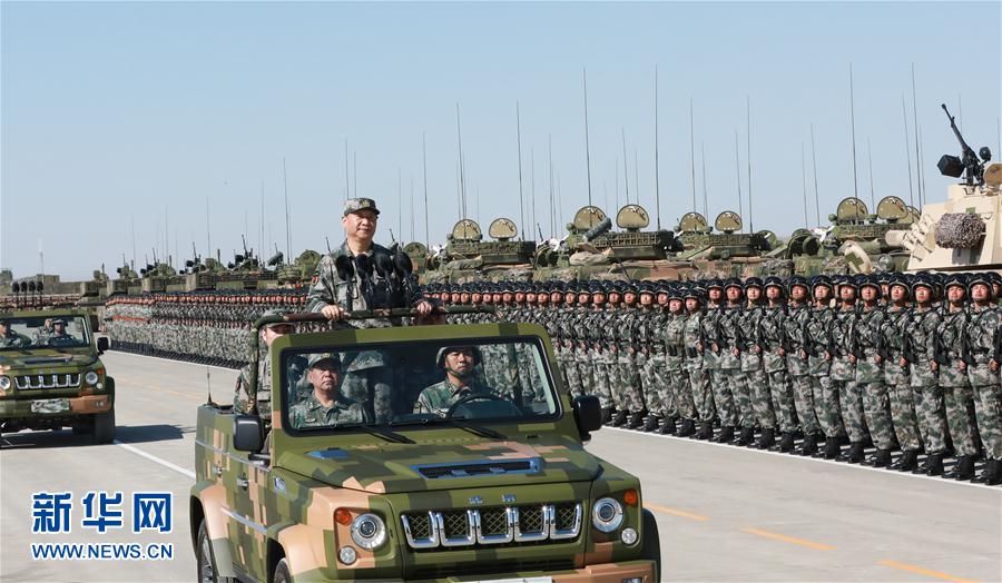 7月30日上午，慶祝中國(guó)人民解放軍建軍90周年閱兵在朱日和聯(lián)合訓(xùn)練基地隆重舉行。中共中央總書(shū)記、國(guó)家主席、中央軍委主席習(xí)近平檢閱部隊(duì)并發(fā)表重要講話。這是習(xí)近平乘車(chē)檢閱部隊(duì)。新華社記者 李剛 攝