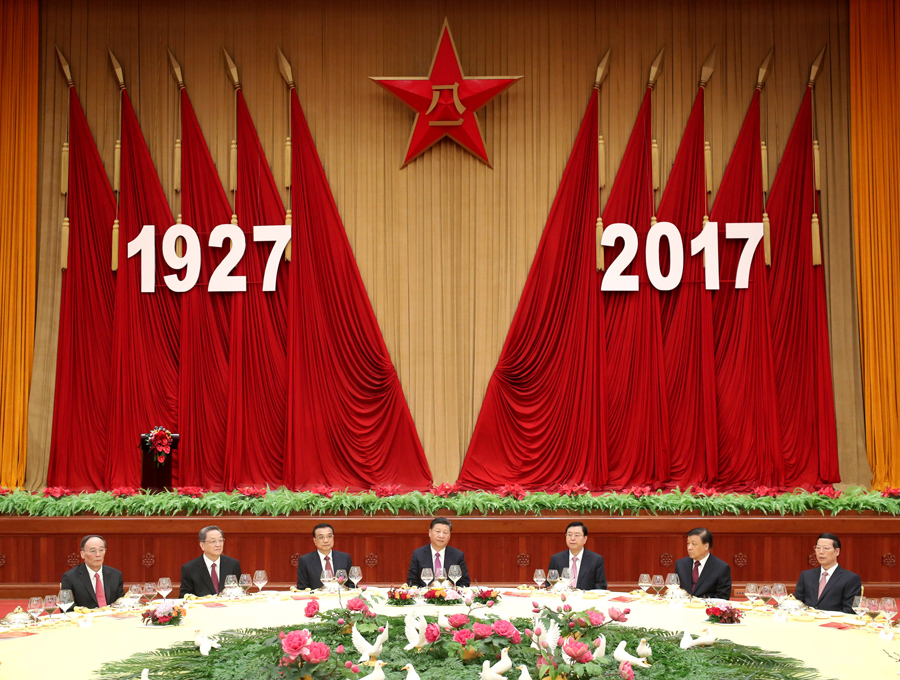 7月31日，中華人民共和國國防部在北京人民大會堂舉行盛大招待會，熱烈慶祝中國人民解放軍建軍90周年。中共中央總書記、國家主席、中央軍委主席習(xí)近平和李克強(qiáng)、張德江、俞正聲、劉云山、王岐山、張高麗等黨和國家領(lǐng)導(dǎo)人出席招待會。新華社記者 鞠鵬 攝