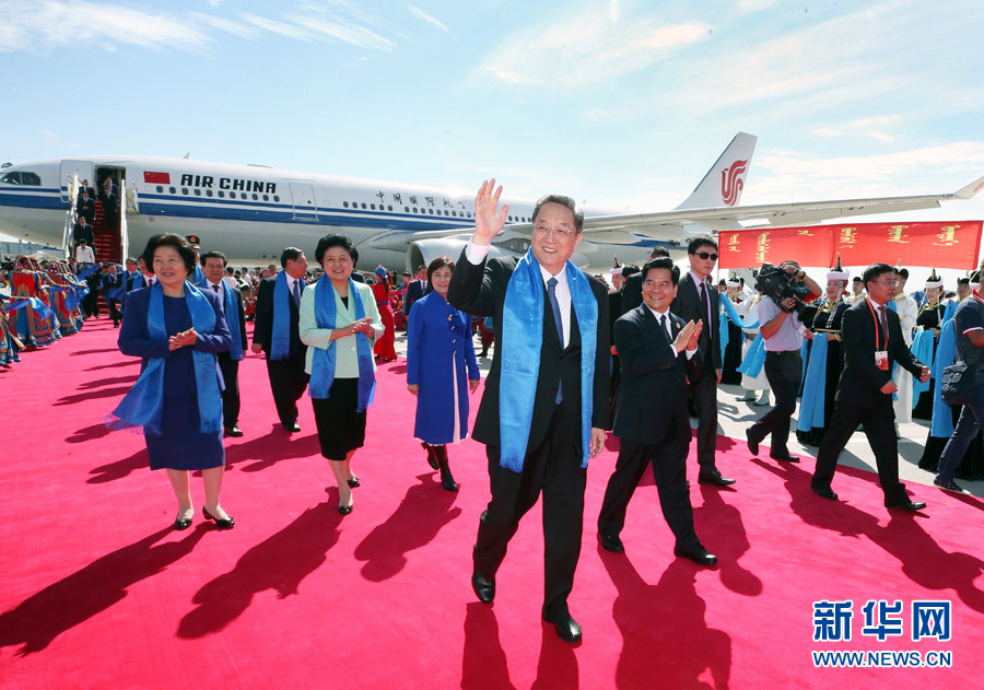 8月7日，以中共中央政治局常委、全國政協(xié)主席俞正聲為團(tuán)長的中央代表團(tuán)飛抵呼和浩特，出席內(nèi)蒙古自治區(qū)成立70周年慶祝活動(dòng)。中央代表團(tuán)在機(jī)場受到內(nèi)蒙古各族群眾的熱烈歡迎。新華社記者 姚大偉 攝