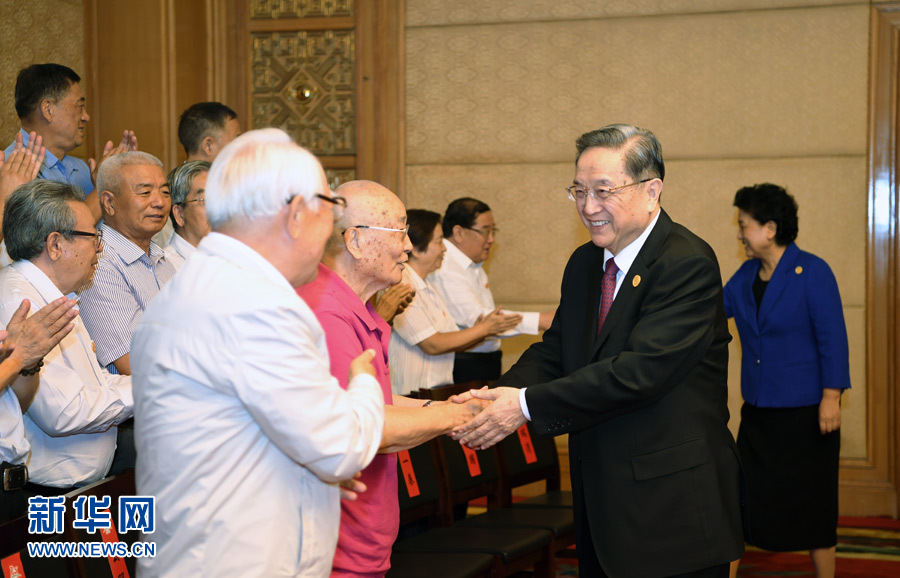 8月7日，中共中央政治局常委、全國政協(xié)主席、中央代表團(tuán)團(tuán)長俞正聲在內(nèi)蒙古新城賓館會見內(nèi)蒙古自治區(qū)離退休老同志和各族各界群眾代表，并與他們合影留念。新華社記者 張領(lǐng) 攝