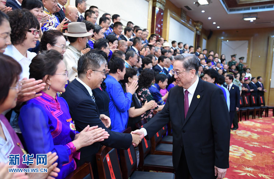 8月7日，中共中央政治局常委、全國政協(xié)主席、中央代表團(tuán)團(tuán)長俞正聲在內(nèi)蒙古新城賓館會見內(nèi)蒙古自治區(qū)離退休老同志和各族各界群眾代表，并與他們合影留念。新華社記者 張領(lǐng) 攝