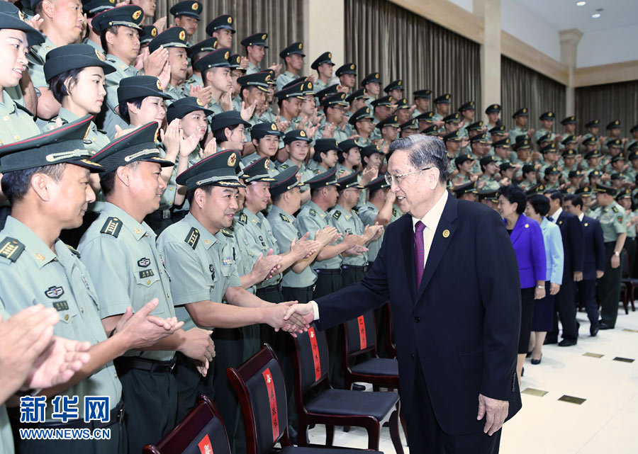8月7日，中共中央政治局常委、全國政協(xié)主席、中央代表團(tuán)團(tuán)長俞正聲率代表團(tuán)部分成員分別赴內(nèi)蒙古軍區(qū)、武警內(nèi)蒙古總隊、武警內(nèi)蒙古森林總隊慰問，并會見自治區(qū)政法干警代表。這是俞正聲會見內(nèi)蒙古軍區(qū)指戰(zhàn)員。新華社記者 張領(lǐng) 攝