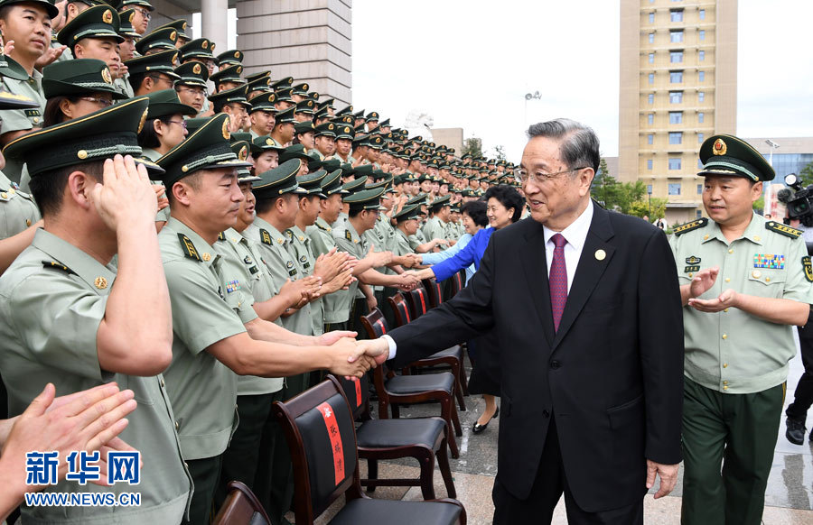 8月7日，中共中央政治局常委、全國政協(xié)主席、中央代表團(tuán)團(tuán)長俞正聲率代表團(tuán)部分成員分別赴內(nèi)蒙古軍區(qū)、武警內(nèi)蒙古總隊、武警內(nèi)蒙古森林總隊慰問，并會見自治區(qū)政法干警代表。這是俞正聲會見武警內(nèi)蒙古總隊官兵。新華社記者 張領(lǐng) 攝
