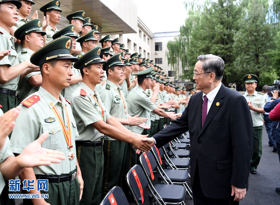 8月7日，中共中央政治局常委、全國政協(xié)主席、中央代表團(tuán)團(tuán)長俞正聲率代表團(tuán)部分成員分別赴內(nèi)蒙古軍區(qū)、武警內(nèi)蒙古總隊、武警內(nèi)蒙古森林總隊慰問，并會見自治區(qū)政法干警代表。這是俞正聲會見武警內(nèi)蒙古森林總隊官兵。新華社記者 張領(lǐng) 攝