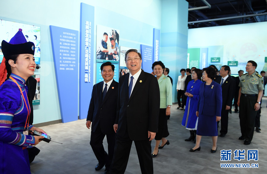 8月7日，中共中央政治局常委、全國政協(xié)主席、中央代表團團長俞正聲率代表團全體成員來到內(nèi)蒙古展覽館，參觀《守望相助團結(jié)奮斗——慶祝內(nèi)蒙古自治區(qū)成立70周年展覽》。 新華社記者 張領(lǐng) 攝