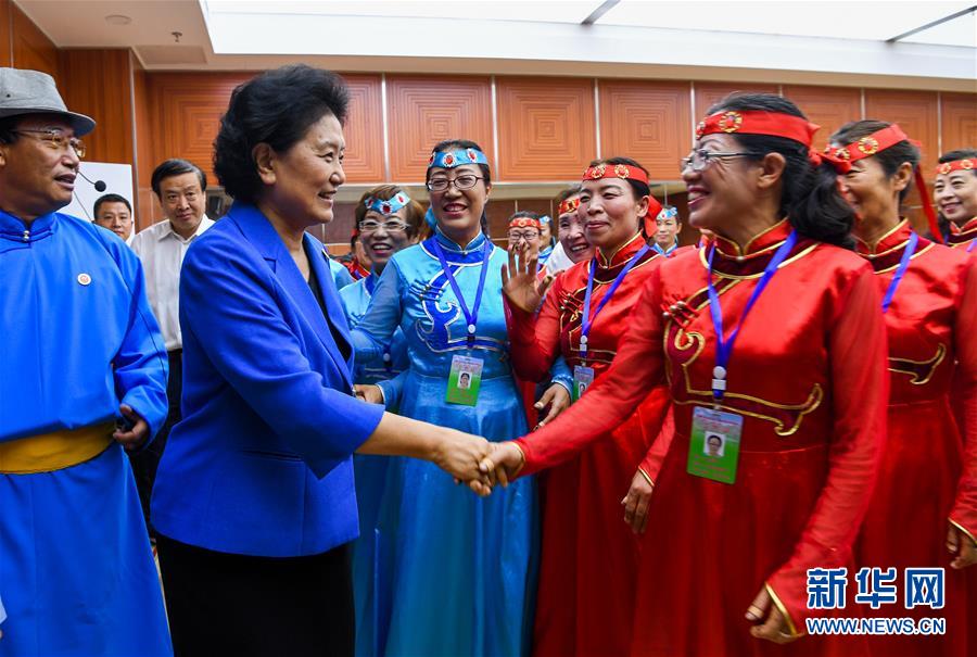 8月9日，中共中央政治局委員、國(guó)務(wù)院副總理、中央代表團(tuán)副團(tuán)長(zhǎng)劉延?xùn)|率中央代表團(tuán)二分團(tuán)到赤峰看望慰問(wèn)各族干部群眾。這是劉延?xùn)|在赤峰市群眾藝術(shù)館和群眾親切交談。新華社記者 連振 攝