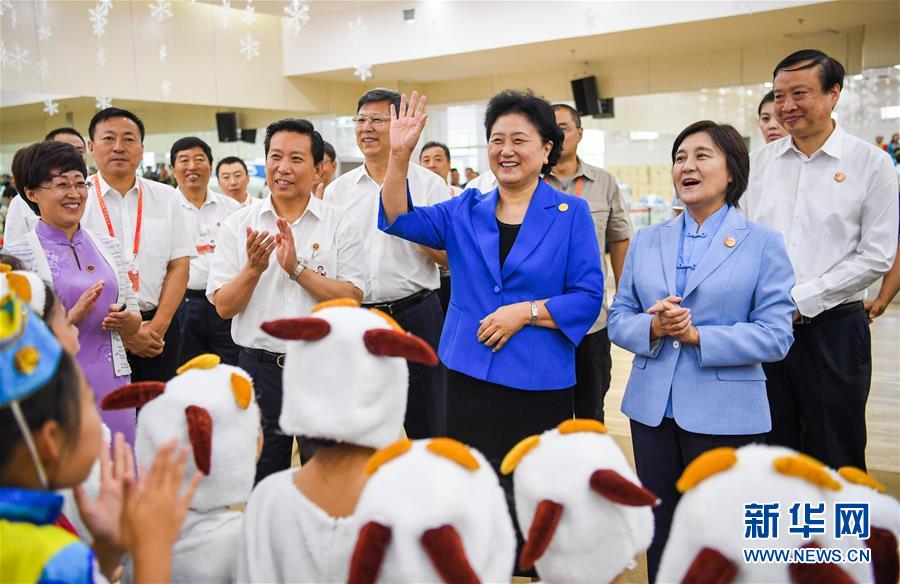 8月9日，中共中央政治局委員、國(guó)務(wù)院副總理、中央代表團(tuán)副團(tuán)長(zhǎng)劉延?xùn)|率中央代表團(tuán)二分團(tuán)到赤峰看望慰問(wèn)各族干部群眾。這是劉延?xùn)|在赤峰市青少年宮與青少年熱烈互動(dòng)。新華社記者 連振 攝