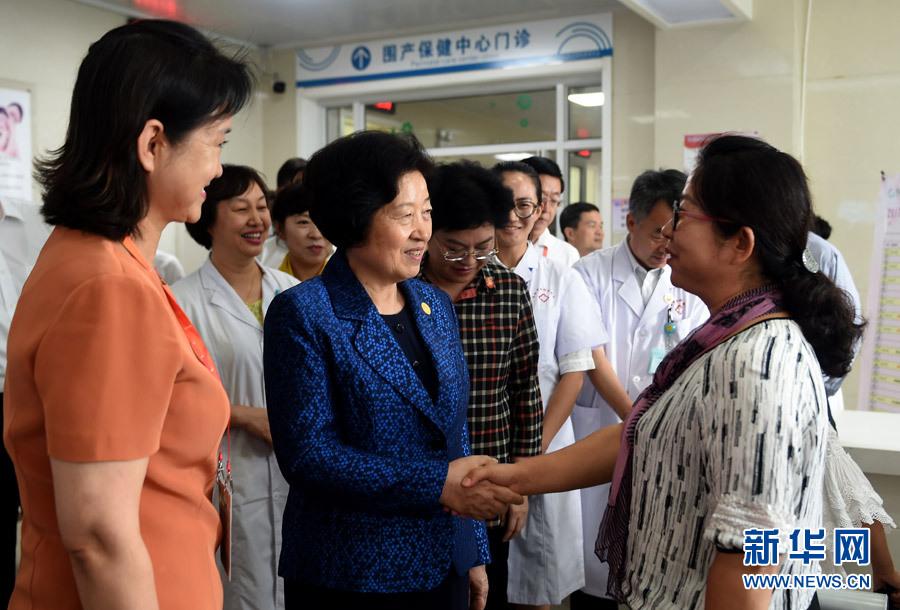 8月9日，中共中央政治局委員、中央統(tǒng)戰(zhàn)部部長、中央代表團副團長孫春蘭率中央代表團三分團，先后赴內蒙古自治區(qū)烏海市、阿拉善盟看望各族干部群眾。這是孫春蘭在烏海市婦兒醫(yī)療預防保健中心同患者親切交談。新華社記者 任軍川 攝