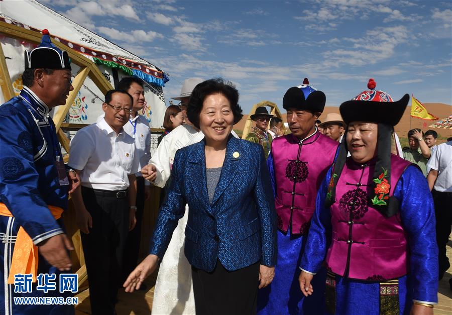 8月10日，中共中央政治局委員、中央統(tǒng)戰(zhàn)部部長、中央代表團(tuán)副團(tuán)長孫春蘭率中央代表團(tuán)三分團(tuán)繼續(xù)在內(nèi)蒙古自治區(qū)阿拉善盟看望慰問，把以習(xí)近平同志為核心的黨中央的親切關(guān)懷和全國各族人民的美好祝福帶給阿拉善各族各界干部群眾。這是孫春蘭在牧民張輝生（右二）家了解生產(chǎn)生活情況。新華社記者 任軍川 攝