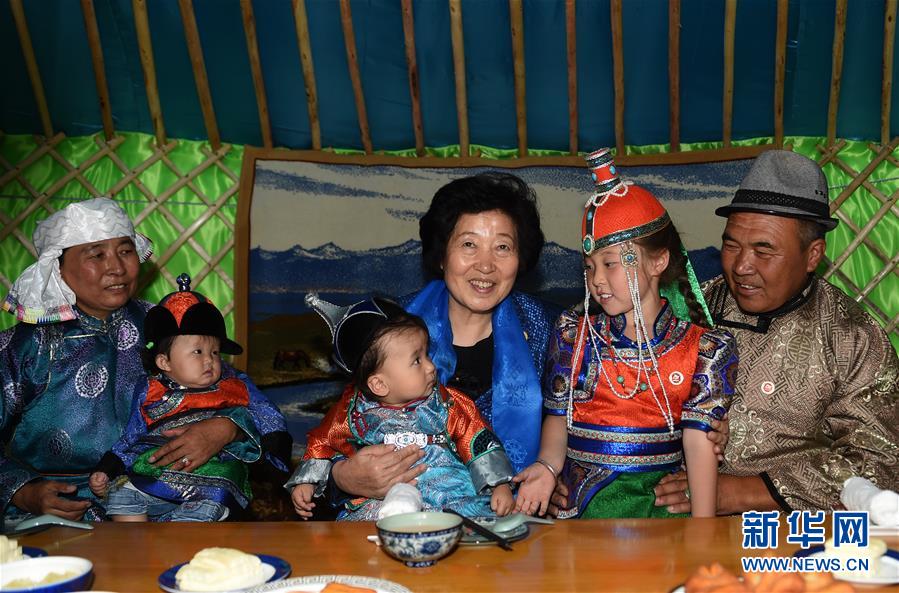 8月11日，帶著以習(xí)近平同志為核心的黨中央的親切關(guān)懷和全國各族人民的美好祝福，中共中央政治局委員、中央統(tǒng)戰(zhàn)部部長、中央代表團(tuán)副團(tuán)長孫春蘭率中央代表團(tuán)三分團(tuán)在錫林郭勒盟看望各族干部群眾，共同慶祝內(nèi)蒙古自治區(qū)成立70周年。這是孫春蘭在錫林浩特市寶力根蘇木牧民巴·巴特爾（右一）家中看望。新華社記者 任軍川 攝