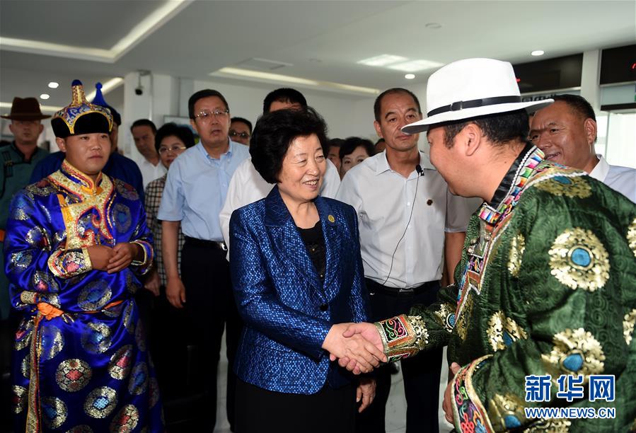 8月11日，帶著以習(xí)近平同志為核心的黨中央的親切關(guān)懷和全國各族人民的美好祝福，中共中央政治局委員、中央統(tǒng)戰(zhàn)部部長、中央代表團(tuán)副團(tuán)長孫春蘭率中央代表團(tuán)三分團(tuán)在錫林郭勒盟看望各族干部群眾，共同慶祝內(nèi)蒙古自治區(qū)成立70周年。這是孫春蘭在非公企業(yè)大莊園生態(tài)牛羊肉產(chǎn)業(yè)示范園同前來售羊的牧民親切交談。新華社記者 任軍川 攝