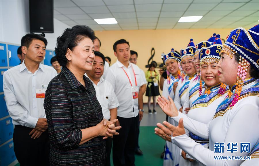 8月11日，中共中央政治局委員、國務院副總理、中央代表團副團長劉延東率中央代表團二分團，看望慰問烏蘭察布各族干部群眾，轉達以習近平同志為核心的黨中央的親切關懷和全國人民的美好祝愿。這是劉延東在考察察哈爾社區(qū)時與居民們親切交談。新華社記者 連振 攝