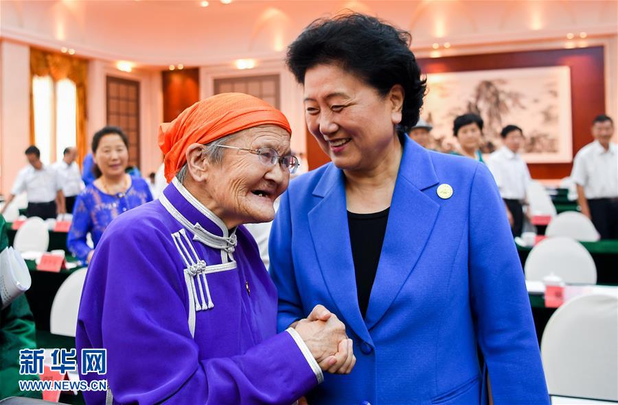 8月11日，中共中央政治局委員、國務院副總理、中央代表團副團長劉延東率中央代表團二分團，看望慰問烏蘭察布各族干部群眾，轉達以習近平同志為核心的黨中央的親切關懷和全國人民的美好祝愿。這是劉延東在出席烏蘭察布市慶祝內蒙古自治區(qū)成立70周年座談會后，與“草原母親”都貴瑪親切交談。新華社記者 連振 攝