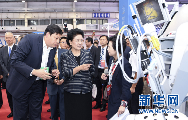 8月23日，2017世界機器人大會開幕式在北京舉行，中共中央政治局委員、國務(wù)院副總理劉延?xùn)|出席并講話。這是開幕式后，劉延?xùn)|參觀機器人應(yīng)用展覽。新華社記者 張領(lǐng) 攝